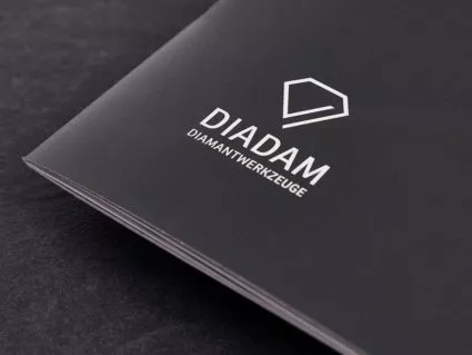 Corporate Design Diadam mit Logo auf der Imagebroschüre